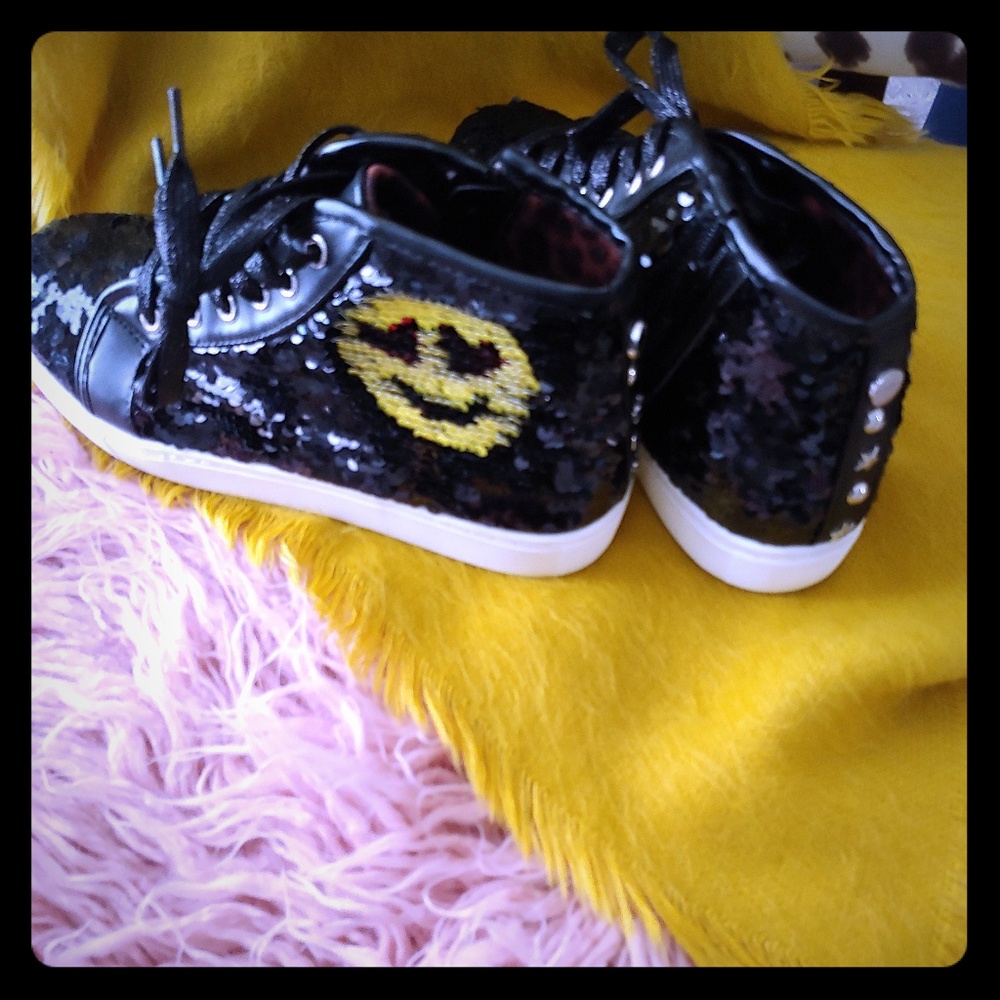 ❎SOLD❎STEVE MADDEN SMILEY